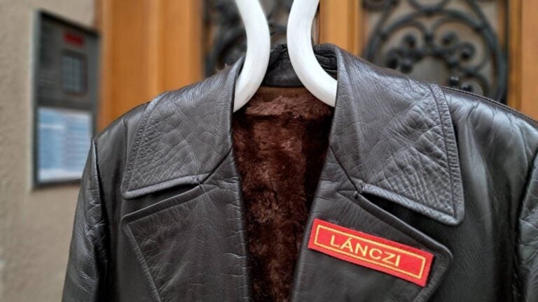 Keresztény Zoltán jogász ávós bőrkabátot vitt a Szuverenitásvédelmi Hivatalt vezető Lánczi Tamásnak