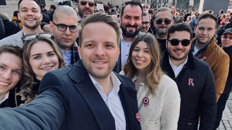 Megafonosok Orbán Viktor beszédén, 2024 március 15-én