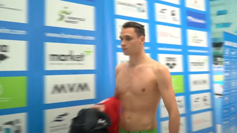 Milák Kristóf elsétál az újságírók mellett a Duna Arénában