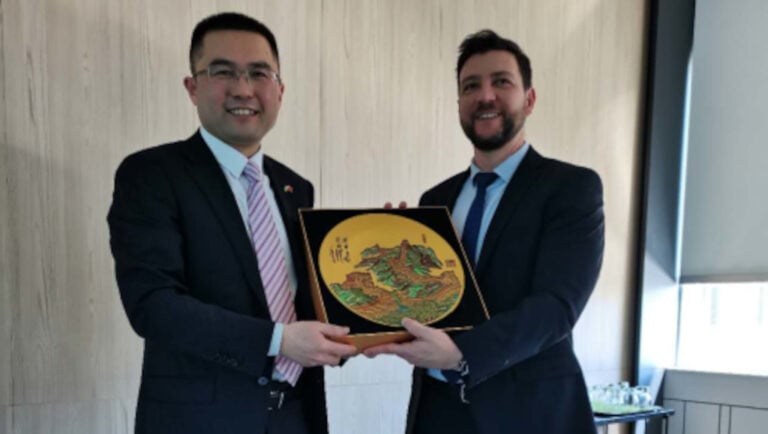 A kínai Külügyminisztérium honlapján 2023.03.17-én, amikor a kínai nagykövetség ügyvivője, Yang Chao az MTVA-székházban járt Papp Dánielnél és a médiaegyüttműködésről tárgyalt.