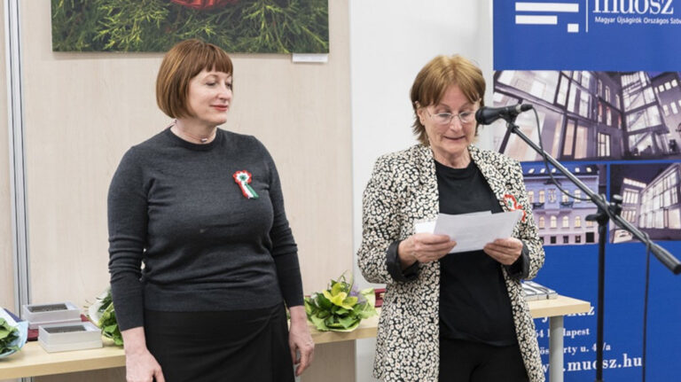 Roznár Gyöngyi (Nyugat.hu) figyeli a portálnak adott díj átadásakor Kocsi Ilonát, a MÚOSZ elnökét 2023-ban