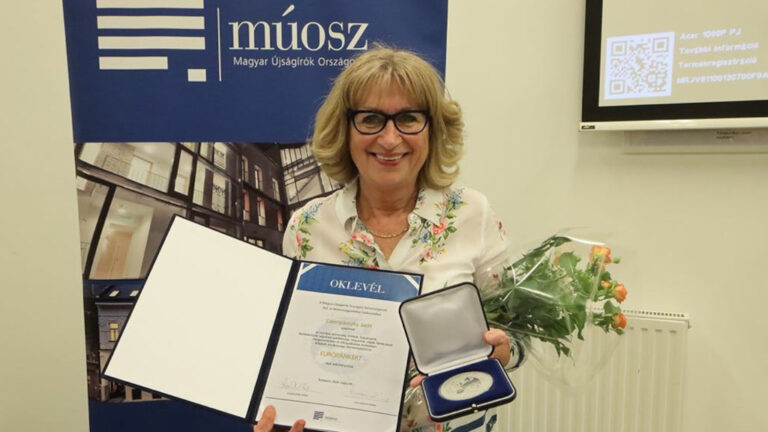 Csernyányszky Judit, a Klubrádió munkatársa átveszi a MÚOSZ Európánkért-díját