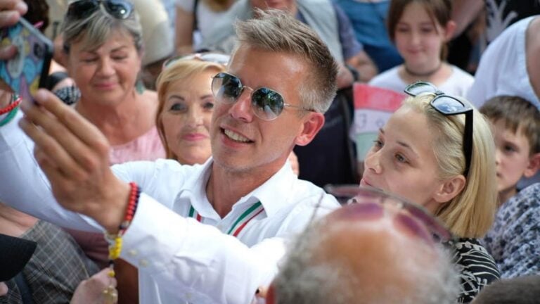 Magyar Péter országjárásának egyik állomásán