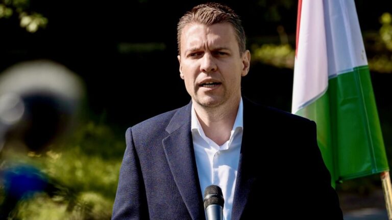 Menczer Tamás sajtótájékoztat