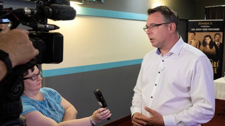 Mirkóczki Ádám egri polgármester a sajtónak nyilatkozik