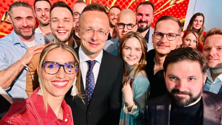 Szijjártó Péter és a Megafon