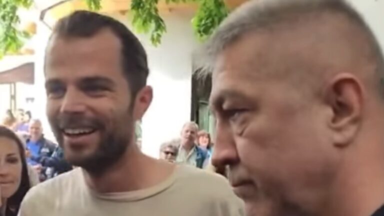 Simor Dániel újságíró és Hajdu János TEK-vezér pillanatokkal a nemzetbiztonsági csípés után