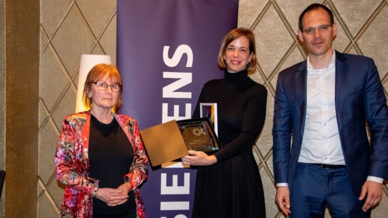 Zákányi Virág a Siemens Media Award magyarországi díjkiosztóján a magyar zsűri két tagjával, Kocsi Ilonával és Arató Márkkal.