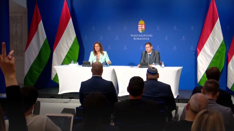 Gulyás Gergely és Vitályos Eszter kormányinfót tart
