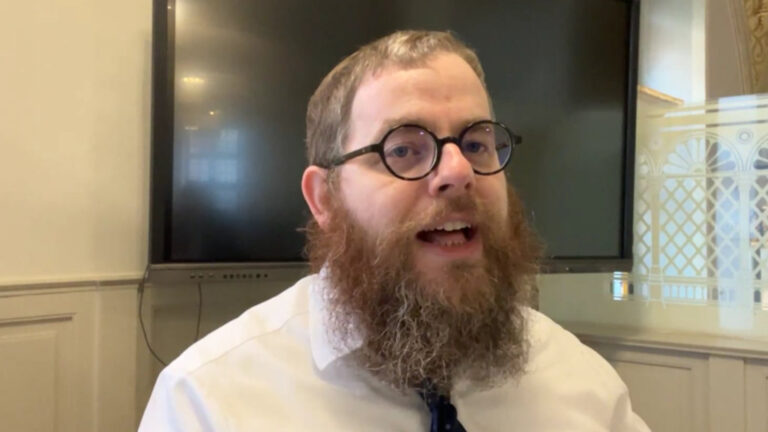 Köves Slomó zsidó rabbi Facebook Live-on beszél