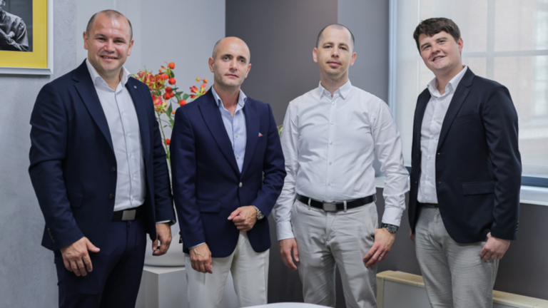 Ferenc Rigó (CEO, Szallas Group), Ionut Nedea (alapító és CEO, Creative Eye SRL), Adam Rogaliński (VP Corporate Development, Wirtualna Polska Holding), Jakub Moczulski (Investment Manager, Wirtualna Polska Holding)