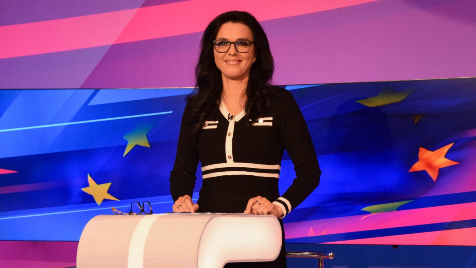 Szöllősi Györgyi, az ATV Egyenes beszéd c. műsorának műsorvezetője