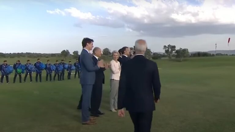 Mémesedett videó a G7-csúcsról nagytotálban