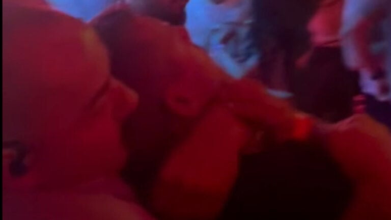 Magyar Pétert erőszakkal kidobja az Ötkert biztonsági őre