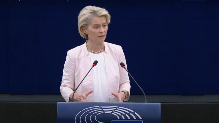 Ursula von der Leyen beszédet mond