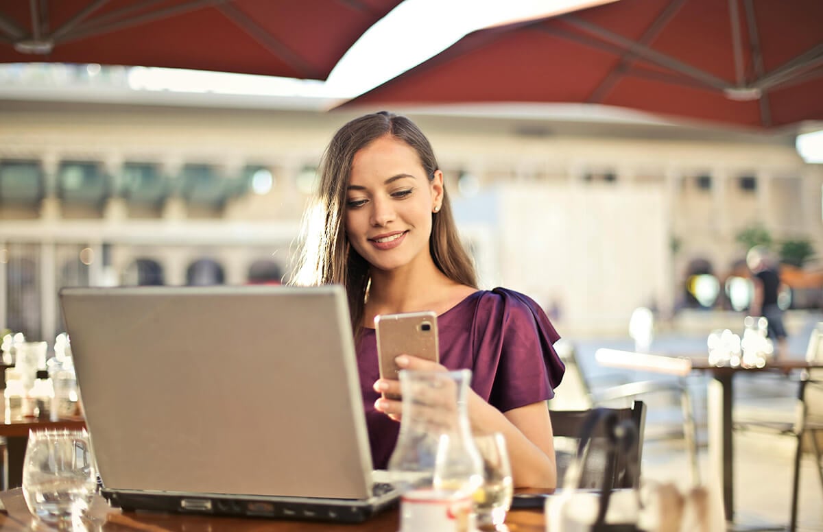 nő mobil laptop