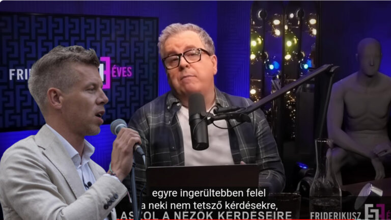 Magyar Péter és Friderikusz Sándor, a Friderikusz Podcast podcastere. A kép illusztráció, montázs.