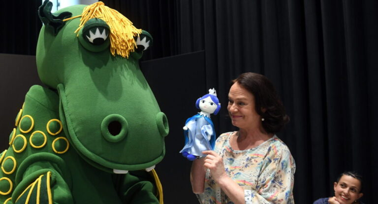 Hűvösvölgyi Ildikó Kossuth-díjas színművésznő (k) és Koncz Zsófia, a Kulturális és Innovációs Minisztérium családokért felelős államtitkára (j) az Odaadó Ringató elnevezésű családi napon, a közmédia szeptember 1-jén induló új online meserádióját, a Csukás Meserádiót is népszerűsítő rendezvényen a Millenárison 2024. augusztus 25-én.