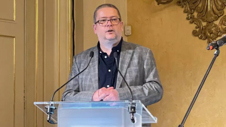 Szentmártoni János író a Petőfi Irodalmi Múzeum egy rendezvényén 2023 februárjában