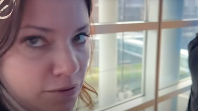 Kárándi Ágnes, Gál Kinga fideszes EP-képviselő sajtósa megakadályozza, hogy a Gulyáságyú Média munkatársa kérdéseket tegyen fel