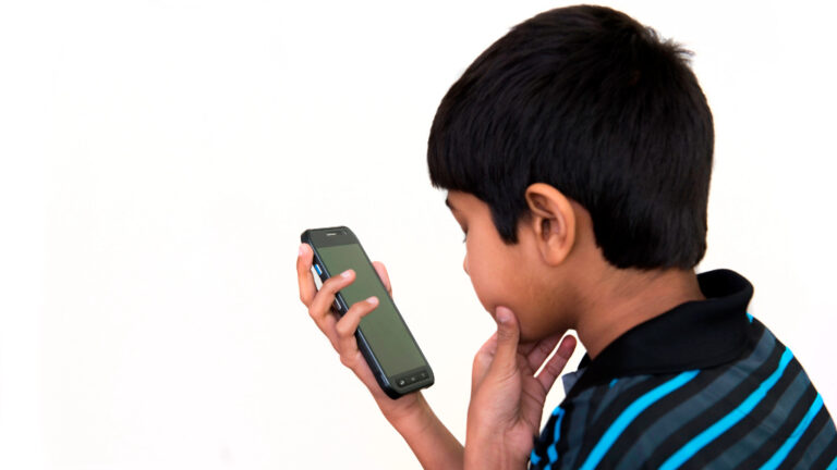 gyerekek mobiltelefonnal