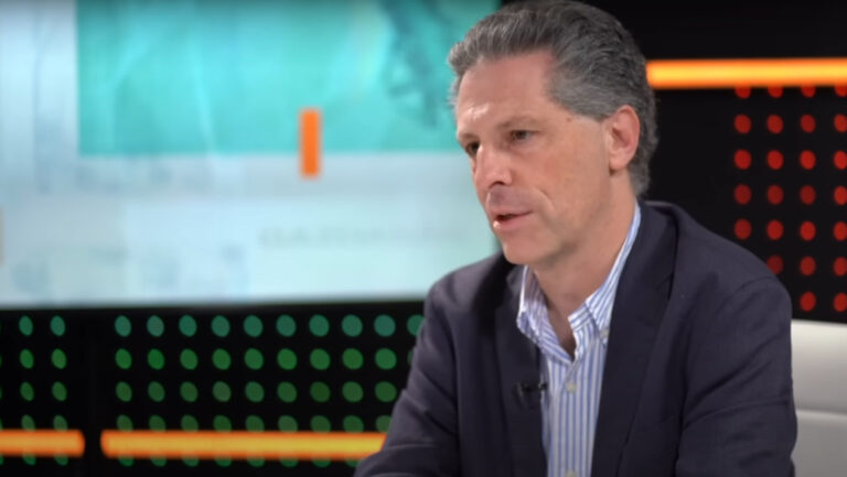 Schiffer András közéleti szereplő a Konkrétan Rónai Egonnal című podcastban