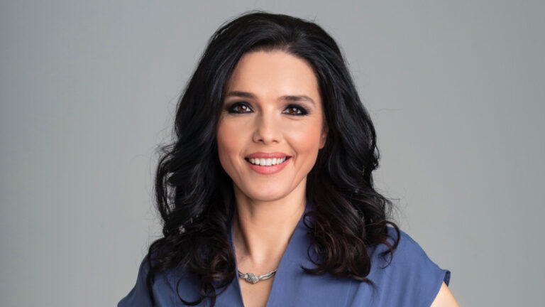 Szöllősi Györgyi, az ATV Egyenes beszéd című műsorának főszerkesztője és műsorvezetője