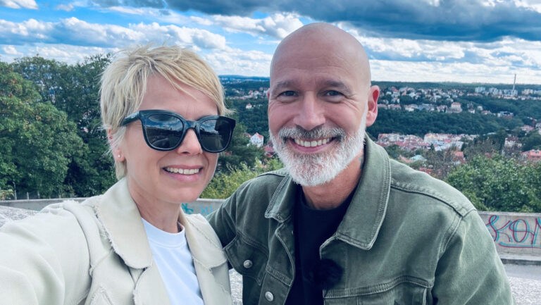 Honza Musil (jobbra) vezeti a cseh Elviszlek magammal című műsort, Popojedem címmel. A képen balra D. Tóth Kriszta, jobbra Honza Musil