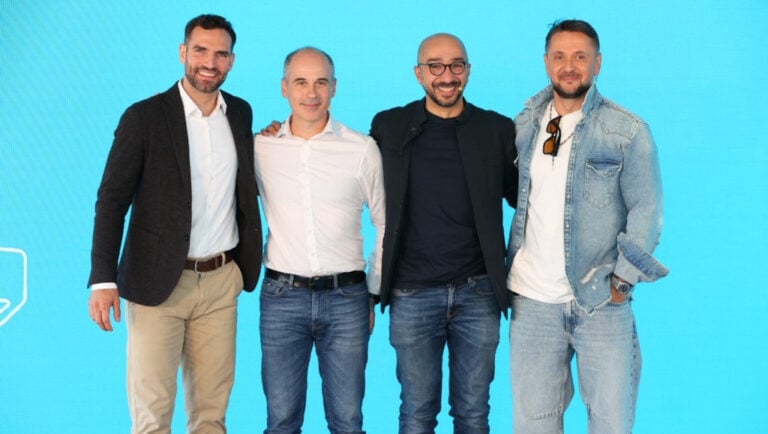 A One márka bemutatása: Szilágyi Áron olimpikon, t Bányai Tamás, a 4iG Csoport hazai távközlési kereskedelmi vállalatainak vezérigazgatója, Mohamed ElSayad, a 4iG Csoport márkaváltásért felelős üzletfejlesztési és innovációs vezetője, valamint Majka (Majoros Péter), az RTL műsorvezetője