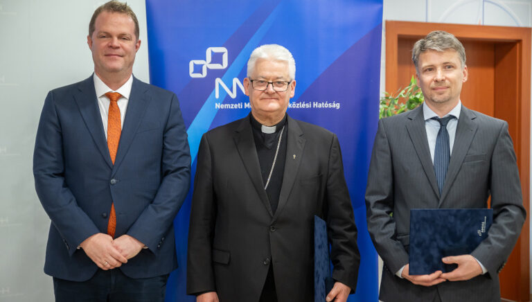 Koltay András, az NMHH elnöke, Spányi Antal, a Magyar Katolikus Rádió vezérigazgató-helyettese és Andrássy György, a Nemzeti Média- és Hírközlési Hatóság médiaszolgáltatási és médiafelügyeleti igazgatója