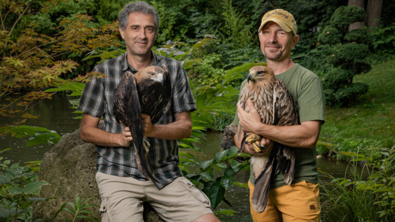 A Spektrum Dr. S.O.S. – Vészhelyzet a vadonban című saját gyártású sorozatának műsorvezetői, dr. Sós Endre állatorvos és Vadon Jani