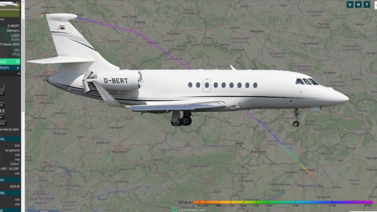 Az RTL D-Bert jelű gépe, a háttérben az ADS-B Exchange oldalon lévő repülési adatokkal