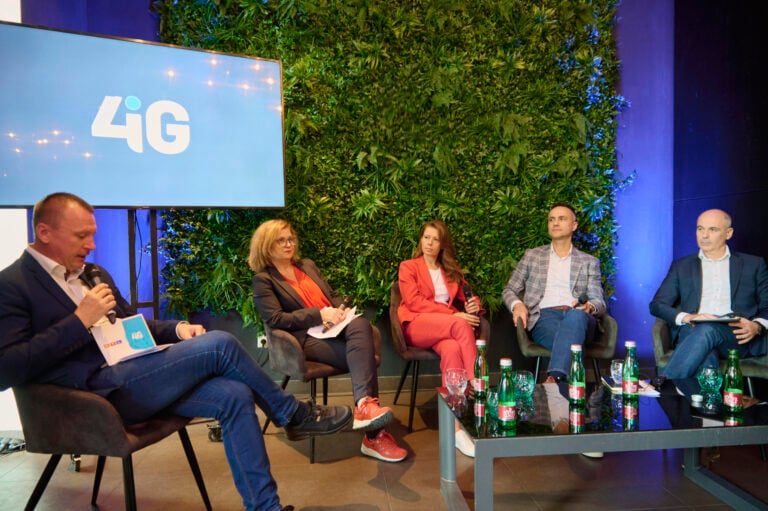 Szujó Zoltán, az RTL műsorvezetője, Grósz Judit, az M-RTL (azóta távozó) vezérigazgató-helyettese, Vidus Gabriella vezérigazgató, Tábori Tamás, a 4iG vezérigazgató-helyttese és Bányai Tamás, a Vodafone Magyarország és az Invitech ICT Service vezérigazgatója 2024. szeptember 12-én