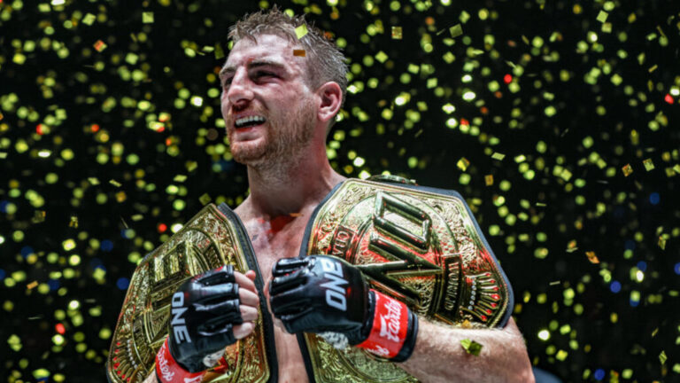 Jonathan Haggerty a ONE világbajnoki öveivel.