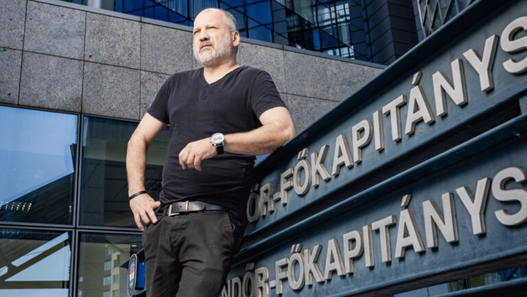 Thuróczy Szabolcs, a Budapesti Zsaruk műsorvezetője a BRFK Teve utcai épületénél