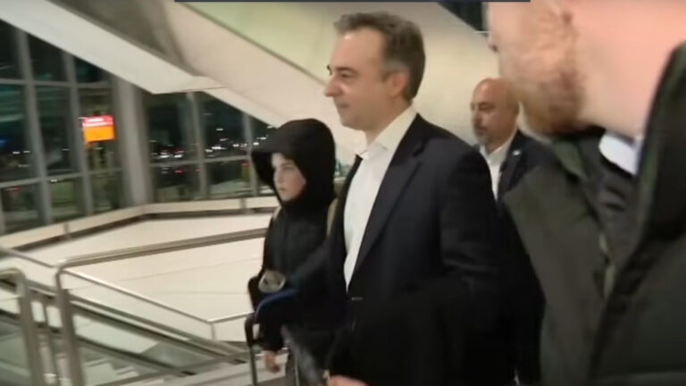 David Pressmant menet közben kérdezi az M1 Híradó a Liszt Ferenc Nemzetközi Repülőtéren 2025 januárjában