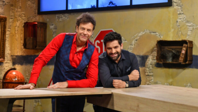 Kincsvadászok, a TV2 műtárgy-showja. Balra a műsorvezető, Till Attila