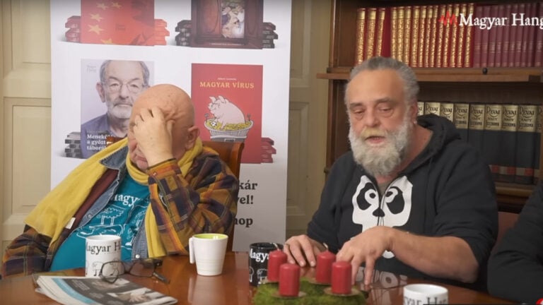 Konok Péter (jobbra) Csintalan Sándor mellett a Kötöttfogásban, a Magyar Hang műsorában