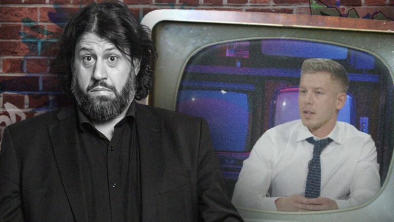 Puzsér Róbert, a háttérben Magyar Péter, a Tisza Párt elnöke