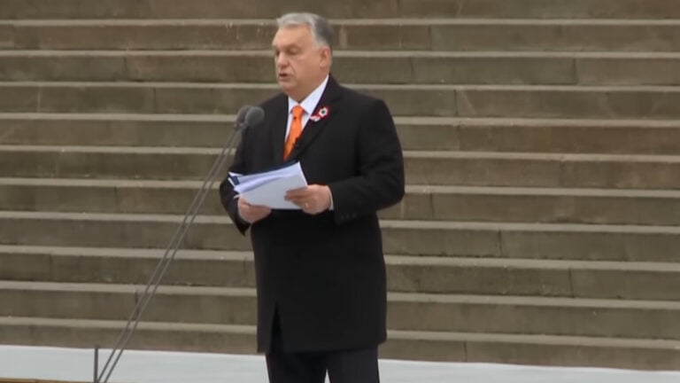 Orbán Viktor miniszterelnök elmondja a húsvéti nagytakarításról, poloskákról szóló beszédét 2025.03.15-én a Nemzeti Múzeum lépcsőjén az ATV Híradó felvételén