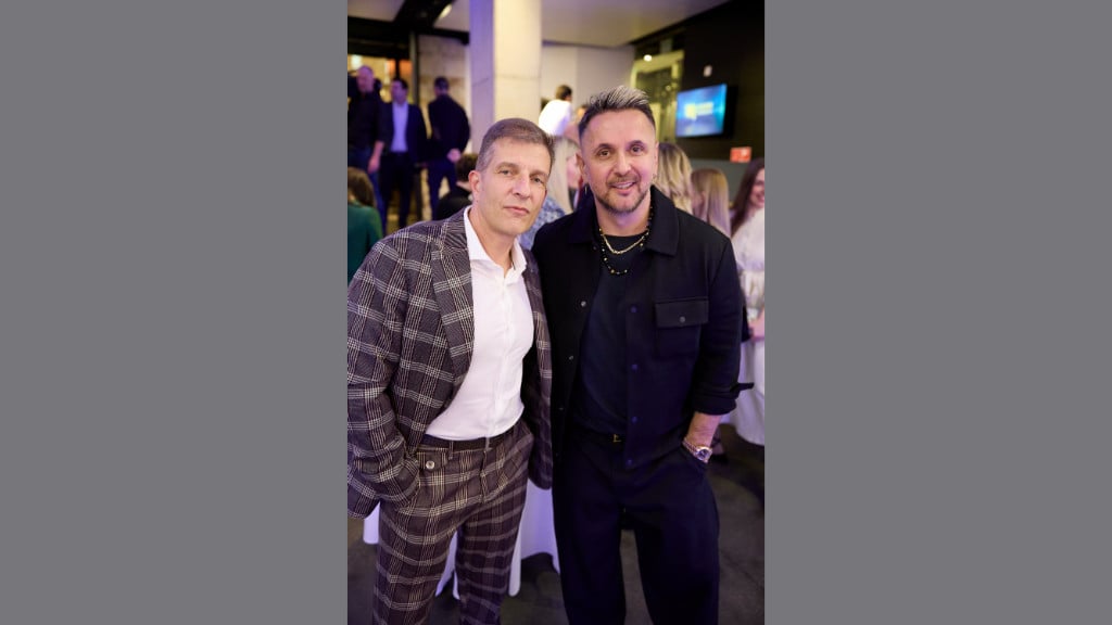Kolosi Péter, az RTL Magyarország vezérigazgató-helyettese és Majoros Péter, Majka a Televíziós Újságírók Díja Gálán 2025.03.26-án