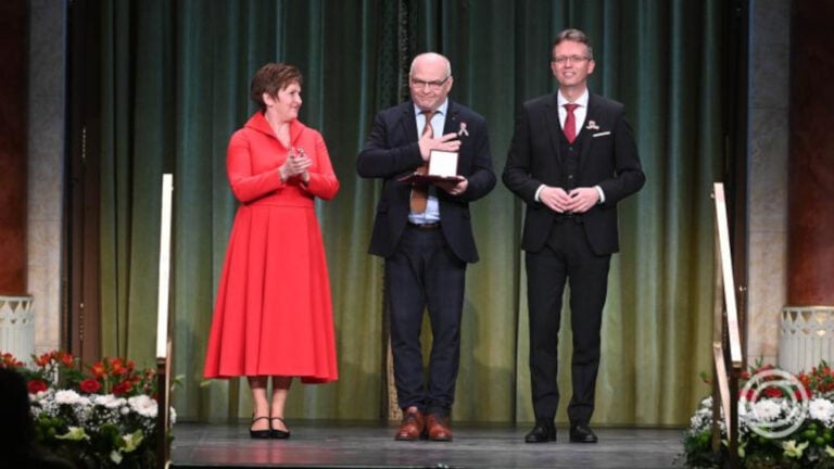 Császár Attila, riporter, az MTVA hírterületi vezető szerkesztője (k), miután átvette a Táncsics Mihály-díjat az 1848-49-es forradalom és szabadságharc kitörésének 177. évfordulója alkalmából odaítélt állami kitüntetések átadásán a Pest Vigadóban 2025. március 13-án. Mellette Hankó Balázs kulturális és innovációs miniszter (j) és Závogyán Magdolna kultúráért felelős államtitkár