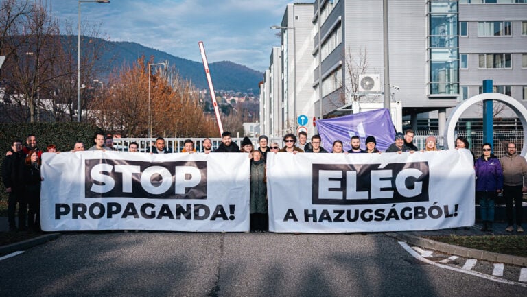 A Momentum így várta a miniszterelnököt az MTVA előtt a Kunigunda útján