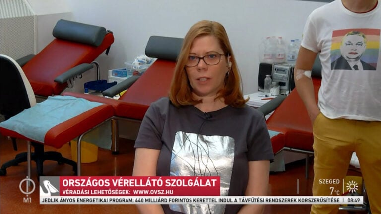 Orbán-pride-os póló az M1 élő adásában