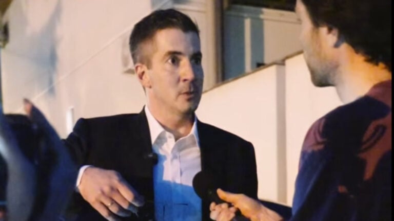 Kocsis Máté, a Fidesz frakcióvezetője és Simor Dániel újságíró, a Telex munkatársa