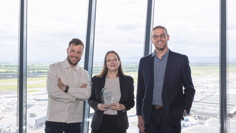 regionális Siemens Media Award 2025 díjazottjai (balról jobbra): Rafał Pikuła, Kis Judit és Jan Brož.