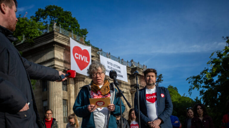 Civilizáció koalíció tiltakozása Budapesten, a Lánchíd budai hídfőjénél a leszámolási törvény ellen