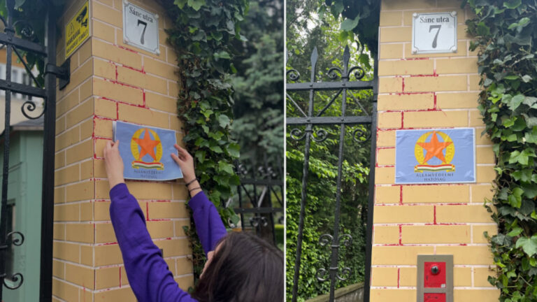 Az Államvédelmi Hatóság (ÁVH) logója a Szuverenitásvédelmi Hivatal Sánc utcai villájának bejáratán