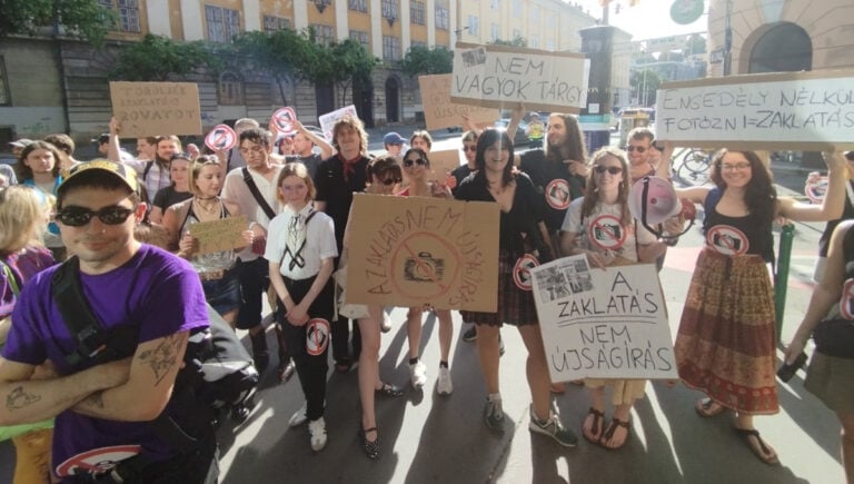 A zaklatás nem újságírás c. demonstráció a Mediaworks Üllői úti székházánál 2025.06.04-én