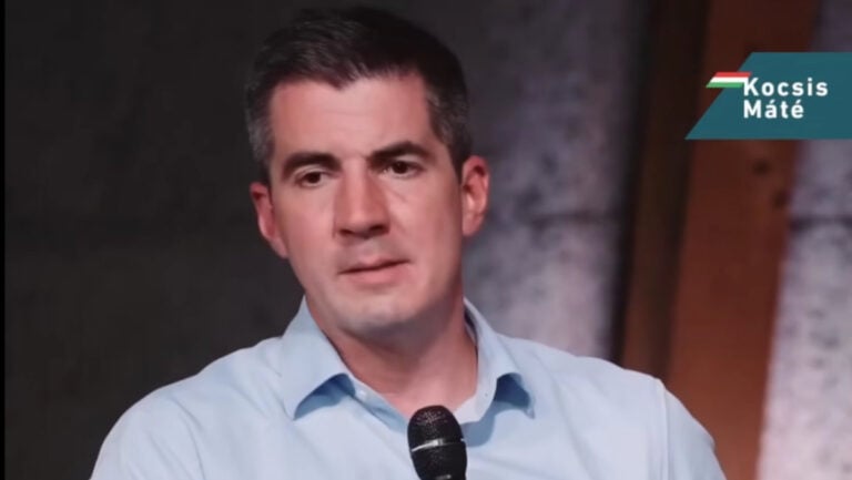 Kocsis Máté, a Fidesz frakcióvezetője bejelenti az ellehetetlenítési törvény (hivatalos nevén a 'közélet átláthatóságáról szóló' törvény) elhalasztását